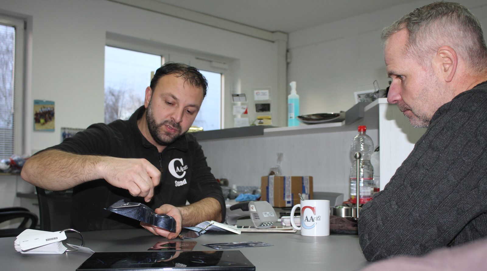 Beratung in der Werkstatt von ColourArt Arifi